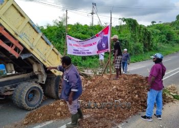 Dukung Nataniel Sebagai Penjabat Gubernur, Sejumlah Masyarakat Demo Palang Jalan
