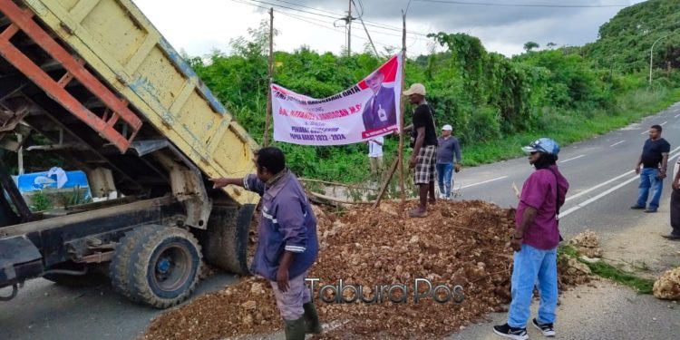 Dukung Nataniel Sebagai Penjabat Gubernur, Sejumlah Masyarakat Demo Palang Jalan