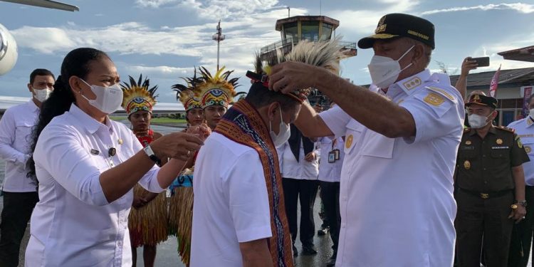 Menteri Investasi Bahlil Lahadalia Tiba di Manokwari