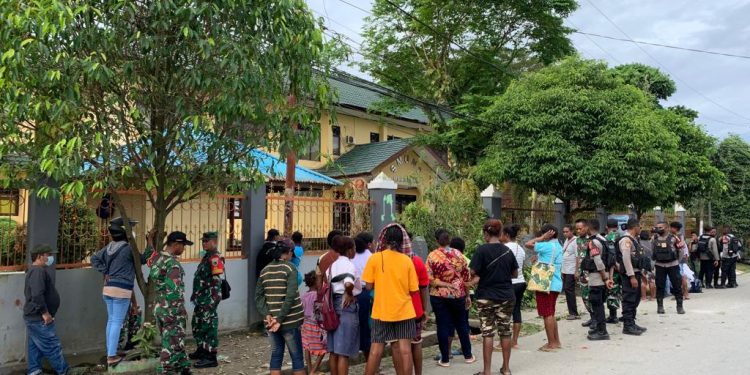 Kesal Menunggu, Orang Tua Murid Palang Pintu SMA Negeri 2 Manokwari