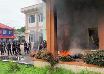 Aksi Bakar Ban Kembali Terjadi di Kantor BKD Papua Barat