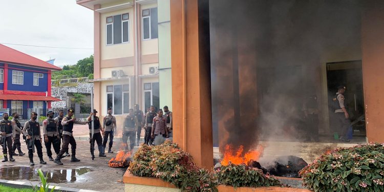 Aksi Bakar Ban Kembali Terjadi di Kantor BKD Papua Barat