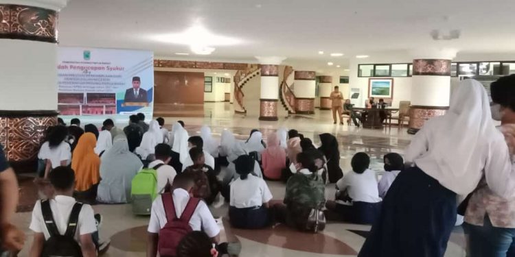 Sistem PPDB Online Dinilai Semrawut, Orang Tua dan Anaknya Datangi Kantor Gubernur