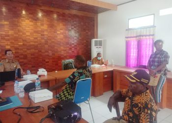 Tuntut Pembayaran Honor, Aparat Kampung Sabri Palang Kantor BPKAD Mansel