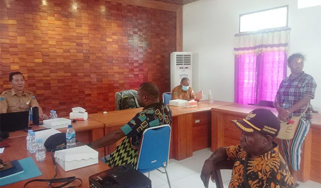 Tuntut Pembayaran Honor, Aparat Kampung Sabri Palang Kantor BPKAD Mansel