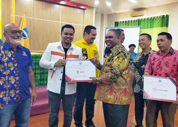 Pemda Manokwari Serahkan Dana Pembinaan Parpol Senilai 1,99 Miliar 