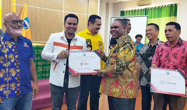 Pemda Manokwari Serahkan Dana Pembinaan Parpol Senilai 1,99 Miliar