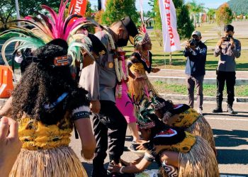 Kapolda dan Ketua Bhayangkari Papua Barat Disambut Secara Adat