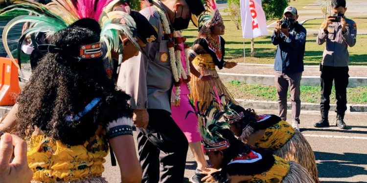 Kapolda dan Ketua Bhayangkari Papua Barat Disambut Secara Adat