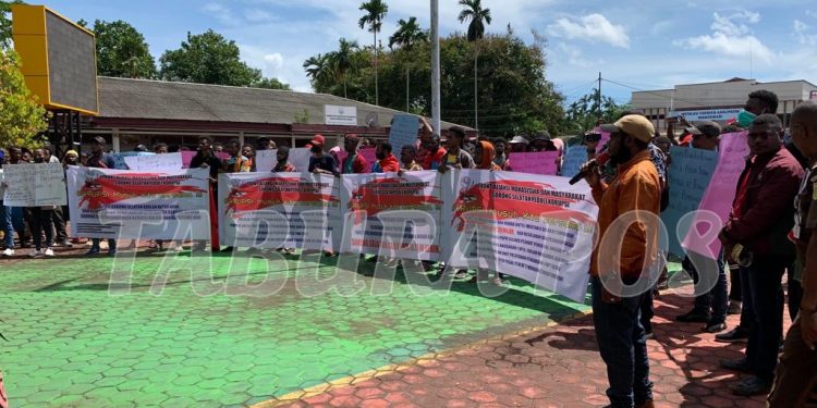 Dukung Pengusutan Kasus Korupsi di Sorsel, Front Aliansi Mahasiswa Demo di Kantor Kejati Papua Barat