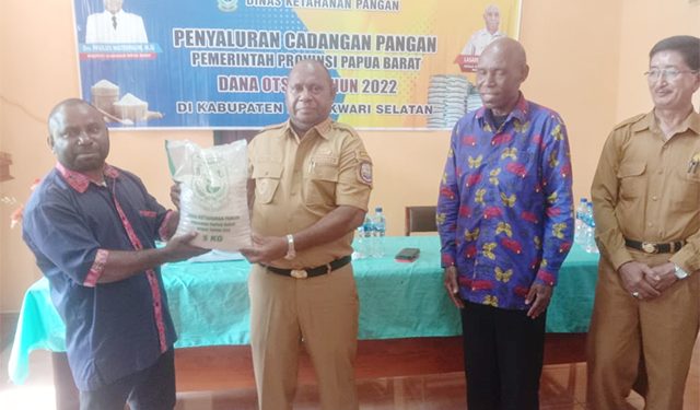 Dinas Ketahanan Pangan Salurkan 2.769 Kg Beras untuk Warga Momiwaren