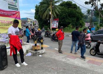 Mahasiswa Galang Dana di Traffic Light Haji Bauw