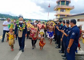 Kedatangan Dirjen Badilum dan Rombongan Disambut Ketua PN dan Sekda Manokwari