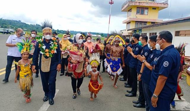 Kedatangan Dirjen Badilum dan Rombongan Disambut Ketua PN dan Sekda Manokwari