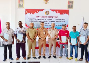 Warga Tiga Kampung di Ransiki Terima Sertifikat PTSL di Mansel