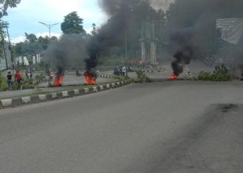 Lagi, Blokade Jalan Tuntut Terduga Pelaku Dilepaskan Polisi