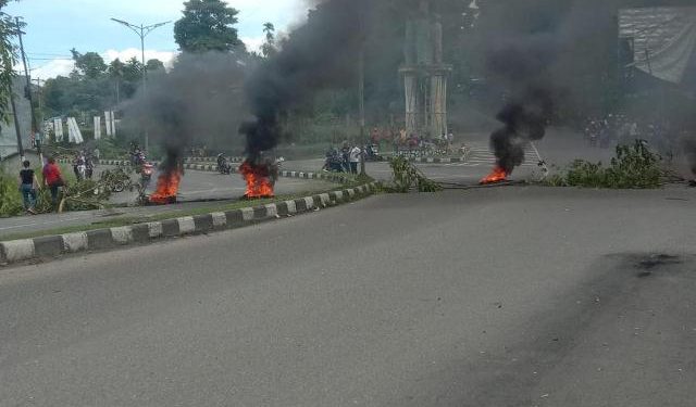 Lagi, Blokade Jalan Tuntut Terduga Pelaku Dilepaskan Polisi