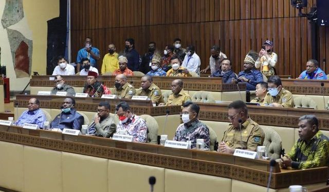 Gubernur, DPR & MRPB Serahkan Aspirasi Provinsi Bomberay Raya ke DPR – RI