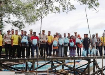 Polres Teluk Bintuni Salurkan Sembako Kepada Warga Nelayan 