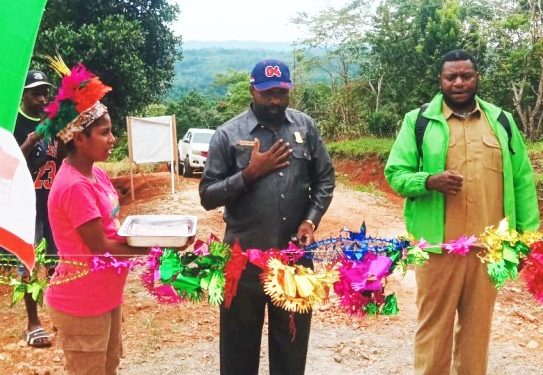 Jerkius Saiba Meresmikan Jalan Lingkungan Kampung Bahamyenti