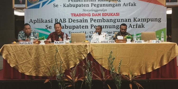 Aparat Kampung di Pegaf Dilatih Aplikasi RAB Desain Pembangunan