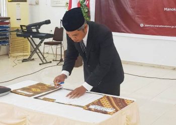 Abdul Muin Dilantik Menjadi Komisioner KPU Papua Barat