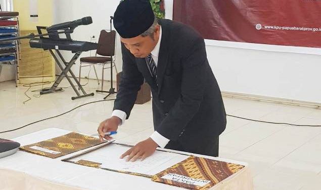 Abdul Muin Dilantik Menjadi Komisioner KPU Papua Barat