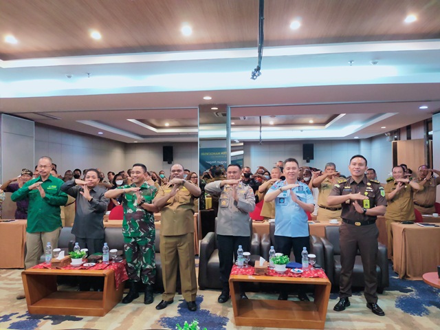 Foto salam sensun Regsosek usai pembukaan rapat koordinasi yang diselenggarakan BPS Manokwari, di salah satu hotel di Manokwari, Selasa (7/9). TP/SDR