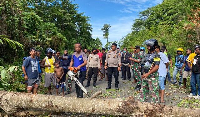Pengendara Motor Tewas, Massa Rusak Sejumlah Kendaraan dan Blokade Jalan