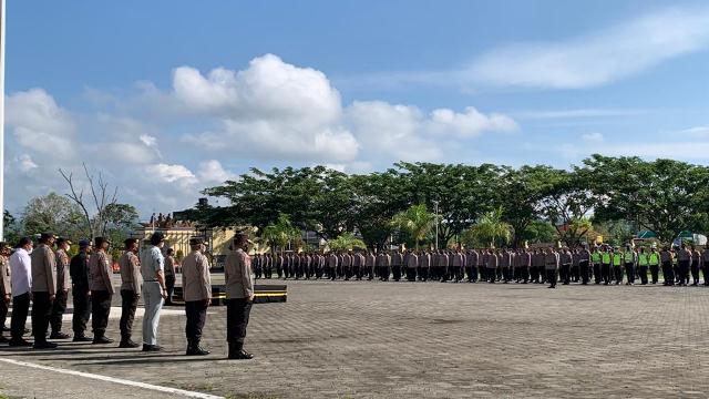 Hati-hati, Gunakan Ponsel Saat Berkendara dan Berboncengan Lebih Dari 1 Orang Bisa Ditilang