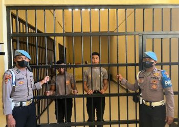 Giliran Video Viral Dua Oknum Polri ‘Jilati’ Kue HUT TNI Ke-77