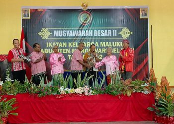 Lestarikan Budaya, Tari Lenso Warnai Pembukaan Musda-II IKEMAL di Kabupaten Mansel