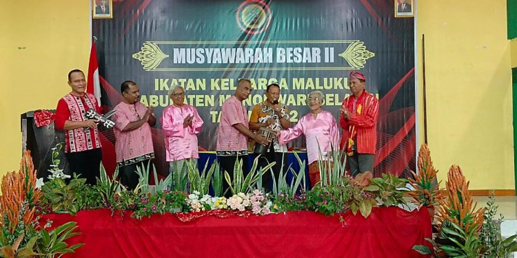 Lestarikan Budaya, Tari Lenso Warnai Pembukaan Musda-II IKEMAL di Kabupaten Mansel