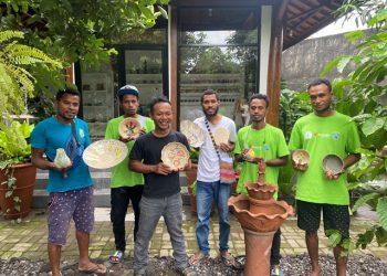 Lima Putra Magang Seni Lukis dan Ukir Media Keramik di Yogyakarta