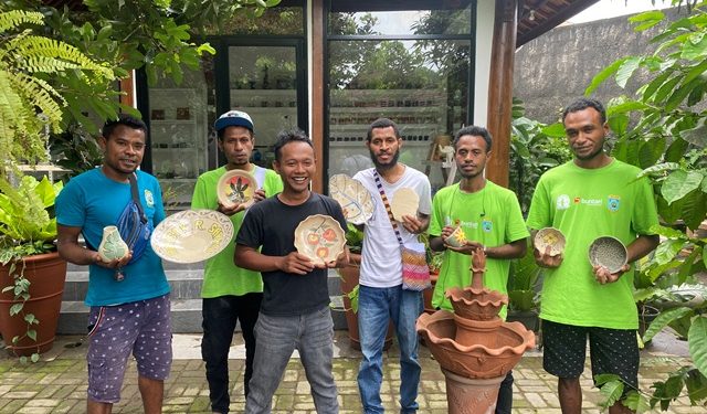 Lima Putra Magang Seni Lukis dan Ukir Media Keramik di Yogyakarta