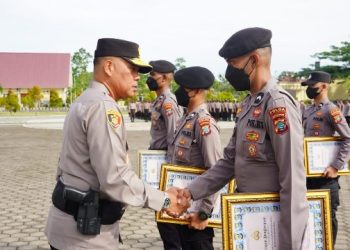 6 Personil Diberikan Penghargaan