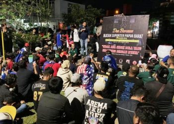 Ratusan Suporter di Manokwari Doa dan Bakar Lilin Mengenang Tragedi Kanjuruhan