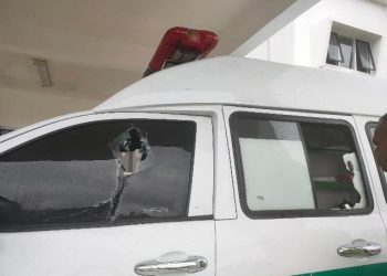 Massa Rusak Mobil Ambulans, Petugas Puskesmas Tanah Rubuh Trauma Berat