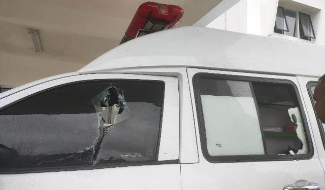 Massa Rusak Mobil Ambulans, Petugas Puskesmas Tanah Rubuh Trauma Berat