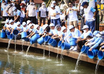 HHD-HKD 2022, Menteri Basuki Lepas 20 Ribu Benih Ikan ke Danau Archipelago