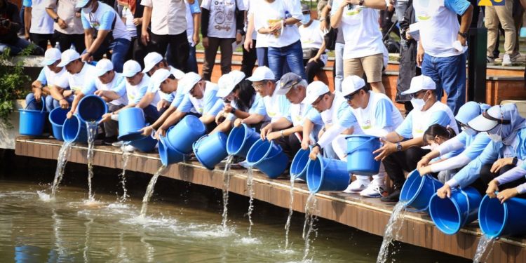 HHD-HKD 2022, Menteri Basuki Lepas 20 Ribu Benih Ikan ke Danau Archipelago