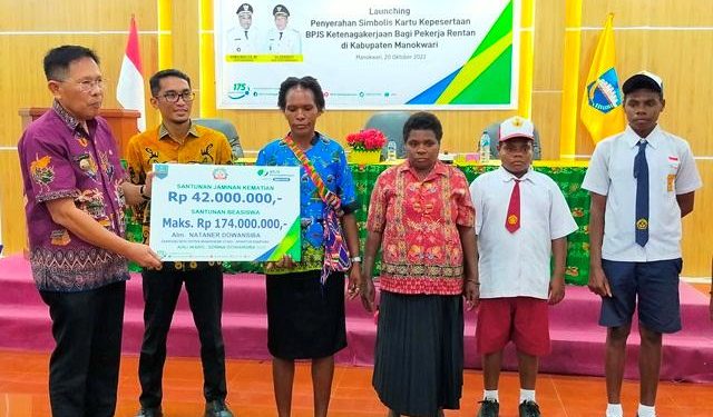 BPJS TK Manokwari Serahkan Santunan Kematian dan Beasiswa Kepada Ahli Waris