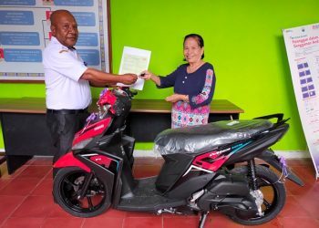 Hasil Taat Bayar Pajak, Ibu Dina Mendapatkan Hadiah Satu Unit Motor Dari Bapenda