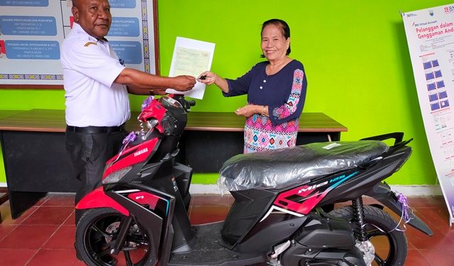 Hasil Taat Bayar Pajak, Ibu Dina Mendapatkan Hadiah Satu Unit Motor Dari Bapenda