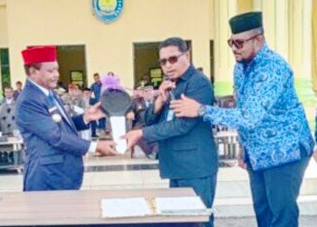 Bupati Telbin Serahkan Bantuan Dua Unit Bus Untuk Digunakan Anak Sekolah Secara Gratis