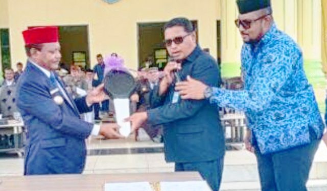 Bupati Telbin Serahkan Bantuan Dua Unit Bus Untuk Digunakan Anak Sekolah Secara Gratis