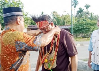 Anggota DPR-PB, Elias Lamere Disambut dengan Hadrat Saat Kunjungi Panti Asuhan Muhammadiyah Bintuni
