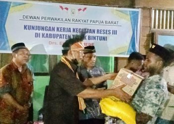 Saat Kunjungi Panti Asuhan Muhammadiyah Bintuni, Elias Lamere Serahkan Bantuan Sembako