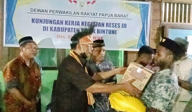 Saat Kunjungi Panti Asuhan Muhammadiyah Bintuni, Elias Lamere Serahkan Bantuan Sembako