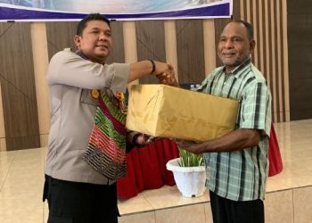 Kapolres Manokwari Salurkan Bantuan untuk Warga Kampung Borobudur dan Mangga Dua
